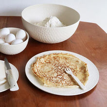 Teller "Large Plate, hammered" weiß mit Omelette