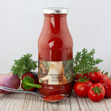Paradeiser-Thymian-Ketchup mit Löffel und Tomaten