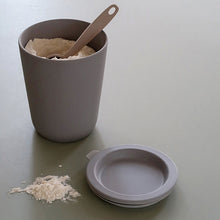 Bambusdose verschließbar, grau, 750 ml geöffnet mit Mehl