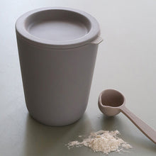 Bambusdose verschließbar, grau, 750 ml geschlossen mit Löffel