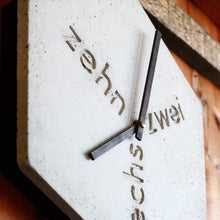 Betonuhr "zwei-sechs-zehn"
