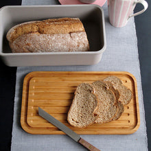 Bambus-Brotdose inkl. Schneidebrett, grau mit Brot und Messer