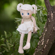 Puppe Daisy Ecobuds auf Schaukel