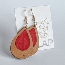 Ohrhänger "Red Drop", Ahorn & Leder