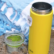 Thermosflasche mit Tasse, sonnengelb mit Tee