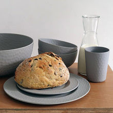 Schüssel "Hammered" Bambus grau M mit Brot