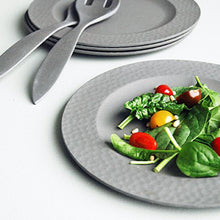 Teller "Large Plate, hammered" grau mit Salat