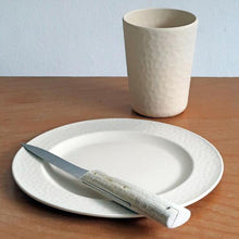 Teller "Small Plate, hammered" weiß mit Becher