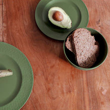 Teller "Small Plate, hammered" grün mit Avocado