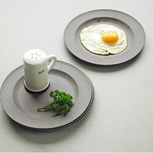 Teller "Small Plate, hammered" grau mit Ei