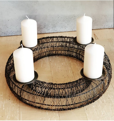 Adventkranz aus Drahtgeflecht mit Kerzen